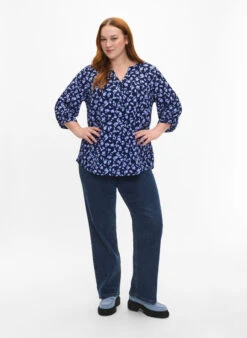 Zizzi Floral Blouse With 3/4 Sleeves -Chic Soldes CA02389B 8000 ModelFullBody