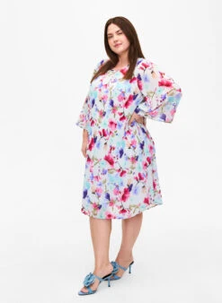 Zizzi Printed Pleated Dress With Waist Tie -Chic Soldes CA06015A 9992 ModelFullBody