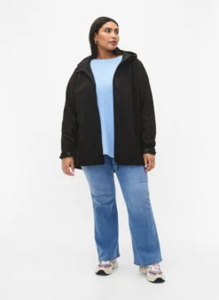 Zizzi Short Softshell Jacket With Pockets 13 Zizzi Short Softshell Jacket With Pockets -Chic Soldes CA52738J 0199 ModelFullBody
