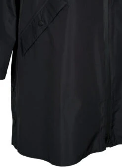 Zizzi Raincoat With Pockets And Hood 19 Zizzi Raincoat With Pockets And Hood -Chic Soldes CA61076B 0199 Details2