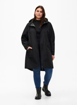 Zizzi Raincoat With Pockets And Hood 15 Zizzi Raincoat With Pockets And Hood -Chic Soldes CA61076B 0199 ModelFullBody