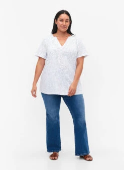 Zizzi Cotton T-shirt With Dots And V-neck -Chic Soldes E04155A 9992 ModelFullBody
