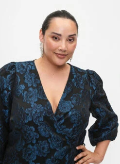 Zizzi Jacquard Wrap Dress With 3/4 Sleeves -Chic Soldes E04172B 0199 ModelDetail1