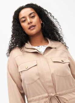 Zizzi Army Jacket With Drawstring Waist -Chic Soldes E04178A 0322 ModelDetail1