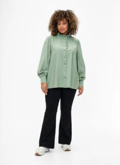 Zizzi Viscose Shirt Blouse With Ruffles 11 Zizzi Viscose Shirt Blouse With Ruffles -Chic Soldes E04208B 0850 ModelFullBody