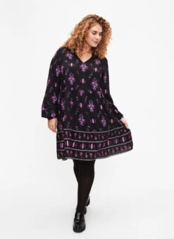 Zizzi Long Sleeve Viscose Dress With Print -Chic Soldes E04223A 9990 ModelFullBody