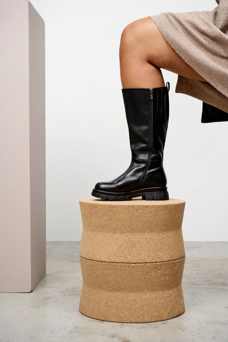 Zizzi Wide Fit Leather Boot With Zip 4 Zizzi Wide Fit Leather Boot With Zip – Image 2