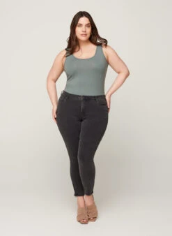 Zizzi Cropped Amy Jeans With A Zip