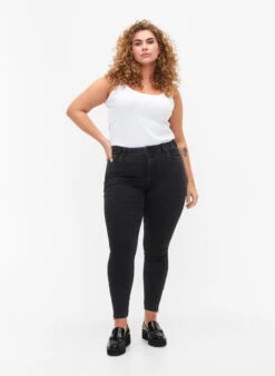 Zizzi Cropped Amy Jeans With A Zip -Chic Soldes J10181A 1010 ModelFullBody