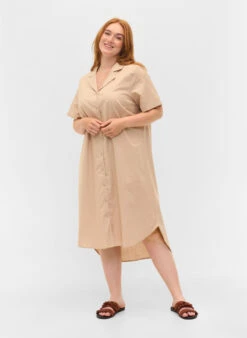 Zizzi Long Cotton Shirt With Short Sleeves -Chic Soldes J10837B 0924 ModelFullBody