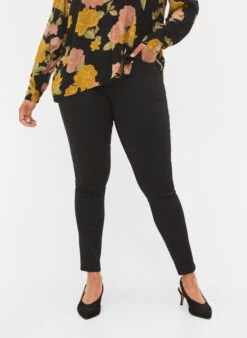 Zizzi Stay Black Amy Jeans With A High Waist -Chic Soldes J10857A 0201 ModelDetail1