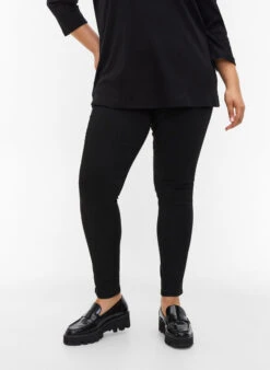 Zizzi Stay Black Amy Jeans With A High Waist -Chic Soldes J10857A 0201 ModelDetail2