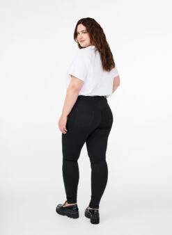 Zizzi Stay Black Amy Jeans With High Waist -Chic Soldes J10857B 0201 ModelBack