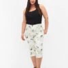 Zizzi Capri Jeans With Floral Print And High Waist -Chic Soldes J10956B 9990 ModelFront