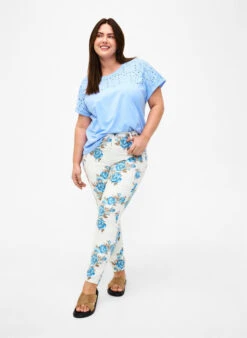 Zizzi Super Slim Amy Jeans With A Floral Print