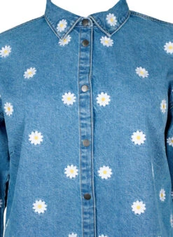 Zizzi Loose Denim Shirt With Embroidered Daisies -Chic Soldes J10957D 1030 Details1