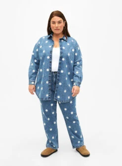 Zizzi Loose Denim Shirt With Embroidered Daisies -Chic Soldes J10957D 1030 ModelFullBody