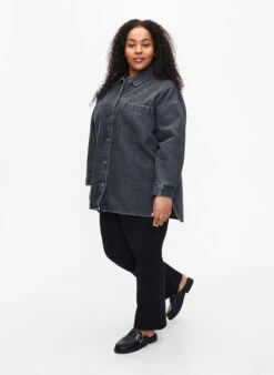 Zizzi Loose-fitting Denim Jacket With Buttons -Chic Soldes J10960A 1010 ModelFullBody