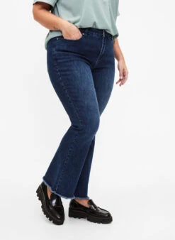 Zizzi Ellen Bootcut Jeans With Raw Edge -Chic Soldes J20029B 1050 ModelDetail1