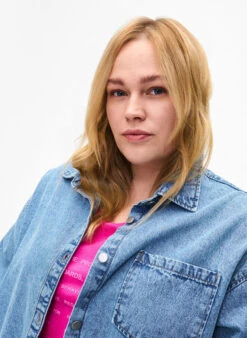 Zizzi Loose Denim Shirt With Chest Pocket -Chic Soldes J20039A 1025 ModelDetail1