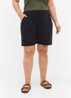 Zizzi Maddison Shorts With Regular Fit -Chic Soldes J21006D 1496 ModelDetail2