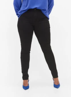 Zizzi Extra Slim Fit Amy Jeans With A High Waist -Chic Soldes J93300A 0202 ModelDetail2