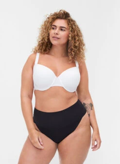 Bra With Moulded Cups And Underwire 13 Bra With Moulded Cups And Underwire -Chic Soldes L00081A 1101 ModelFullBody