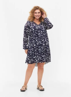 Zizzi Long-sleeved Dress With V-neck And Print -Chic Soldes M02356B 9990 ModelFullBody
