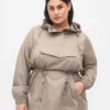 Zizzi Anorak With Hood And Pocket -Chic Soldes M52606F 2266 ModelFront