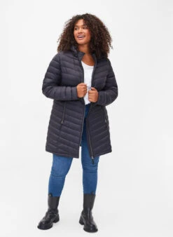 Zizzi Lightweight Jacket With Pockets And Detachable Hood -Chic Soldes M52734G 0199 ModelFullBody