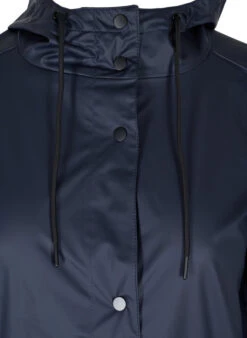 Zizzi Rain Jacket With Hood And Button Fastening 14 Zizzi Rain Jacket With Hood And Button Fastening -Chic Soldes M52814F 1496 Details1