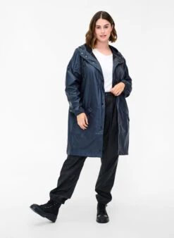 Zizzi Rain Jacket With Hood And Button Fastening 11 Zizzi Rain Jacket With Hood And Button Fastening -Chic Soldes M52814F 1496 ModelFullBody