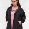 Zizzi Short Jacket With Hood And Adjustable Bottom Hem 2 Zizzi Short Jacket With Hood And Adjustable Bottom Hem -Chic Soldes M52887B 0199 ModelFront