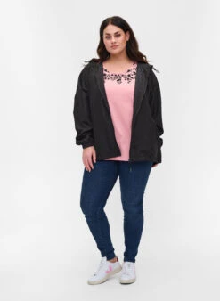 Zizzi Short Jacket With Hood And Adjustable Bottom Hem -Chic Soldes M52887B 0199 ModelFullBody