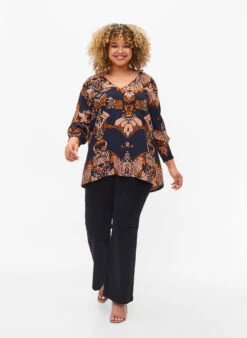 Zizzi Printed Viscose Blouse With Long Sleeves And Smocking -Chic Soldes M58767C 1496 ModelFullBody