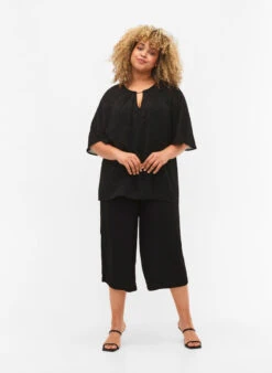 Zizzi Short-sleeved Blouse With Structure -Chic Soldes M58832A 0199 ModelFullBody