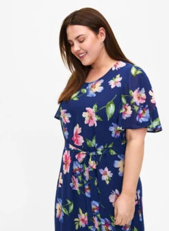 Zizzi Short Sleeve Midi Dress With Floral Print -Chic Soldes M58833A 0300 ModelDetail1
