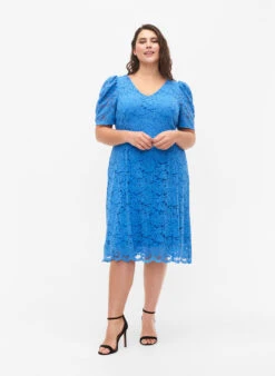 Zizzi Lace Dress With Puff Sleeves And V-neck -Chic Soldes M58837A 1782 ModelFullBody