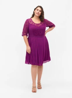 Zizzi Short Sleeve Dress With Lace Top -Chic Soldes M58842A 2249 ModelFullBody