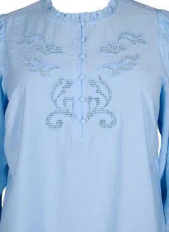 Zizzi Blouse With Ruffles And Broderie Anglaise -Chic Soldes M58985A 2158 Details1