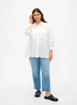 Zizzi Viscose Shirt With Broderie Anglaise -Chic Soldes M58985F 1101 ModelFullBody