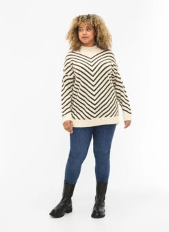 Zizzi Knitted Blouse With Diagonal Stripes -Chic Soldes M61263A 0747 ModelFullBody