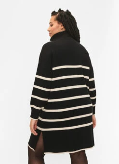 Zizzi Striped Knit Dress With High Collar And Zipper -Chic Soldes M61276D 0199 ModelBack