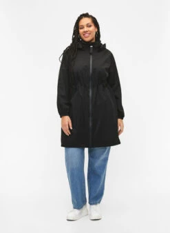 Zizzi Functional Coat With Pockets And Hood -Chic Soldes M61307A 0199 ModelFullBody