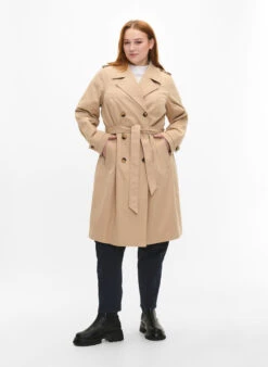 Zizzi Trench Coat With Pockets And Belt 15 Zizzi Trench Coat With Pockets And Belt -Chic Soldes M61312A 0711 ModelFullBody