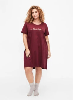Zizzi Short-sleeved Nightgown In Organic Cotton -Chic Soldes M70007C 1375 ModelFullBody