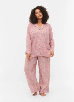 Zizzi Cotton Pyjama Top With Floral Print -Chic Soldes M70014B 0996 ModelFullBody