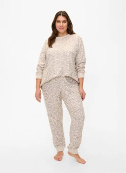 Zizzi Long-sleeved Velour Blouse With Print -Chic Soldes M70020A 2122 ModelFullBody