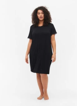 Zizzi Short-sleeved Viscose Nightie With Lace Edges -Chic Soldes M70026B 0199 ModelFullBody