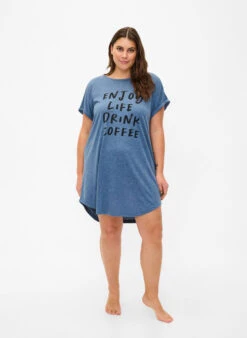 Zizzi Short Sleeve Nightgown With Text Print -Chic Soldes M70056A 1465 ModelFullBody